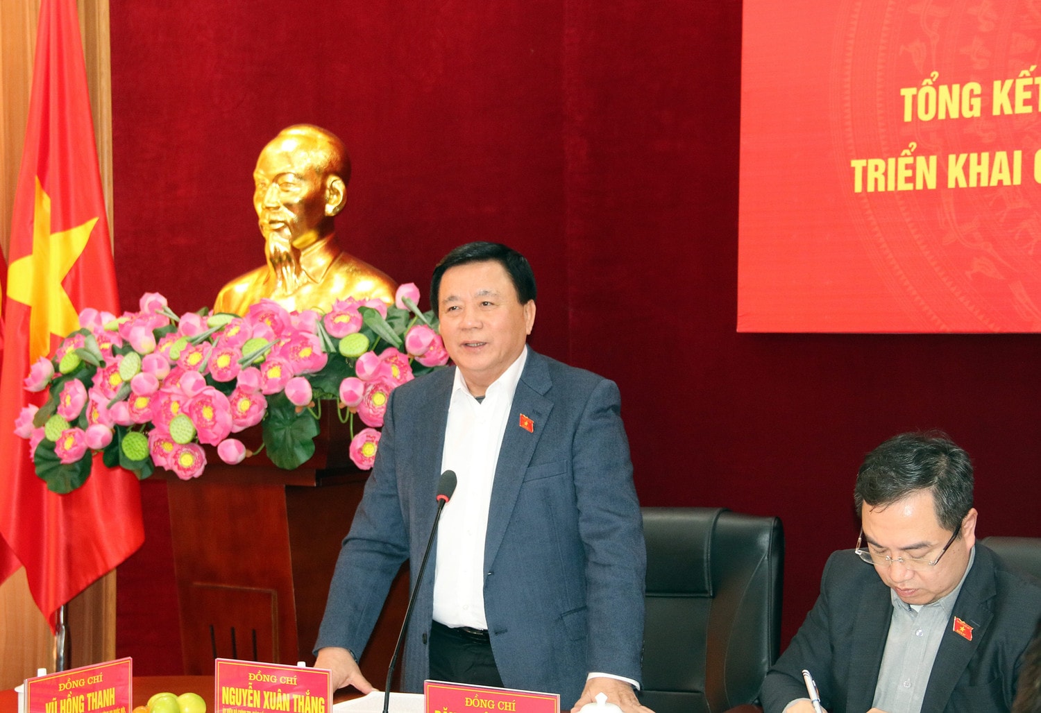 Ủy viên Bộ Chính trị, Giám đốc Học viện Chính trị quốc gia Hồ Chí Minh, Chủ tịch Hội đồng Lý luận Trung ương Nguyễn Xuân Thắng, ĐBQH tỉnh Quảng Ninh phát biểu tại hội nghị. Ảnh: M. Tuân