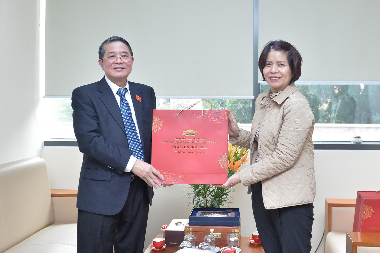 pho-chu-tich-qh-nguyen-duc-hai-trao-qua-luu-niem-cho-pho-vien-truong-vien-nclp.jpg