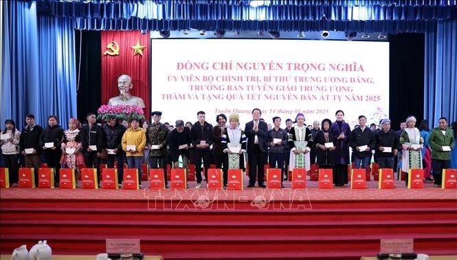 Trưởng Ban Tuyên giáo Trung ương Nguyễn Trọng Nghĩa tặng quà cho hộ nghèo, công nhân, người lao động có hoàn cảnh khó khăn trên địa bàn tỉnh Tuyên Quang. Ảnh: Quang Cường/TTXVN
