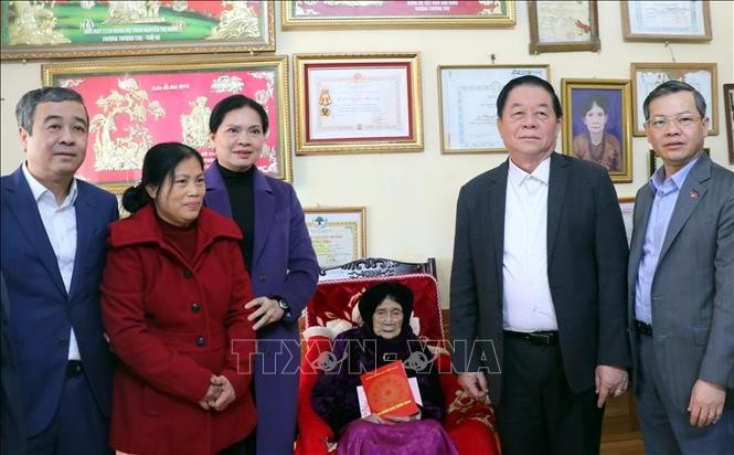 Trưởng Ban Tuyên giáo Trung ương Nguyễn Trọng Nghĩa thăm, chúc Tết, tặng quà Mẹ Việt Nam Anh hùng Nguyễn Thị Nhớn, phường An Tường, thành phố Tuyên Quang. Ảnh: Quang Cường/TTXVN