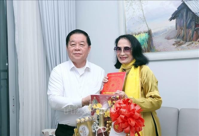 Trưởng Ban Tuyên giáo Trung ương Nguyễn Trọng Nghĩa thăm hỏi sức khỏe, tặng quà, chúc Tết NSND Trà Giang. Ảnh: Xuân Khu/TTXVN