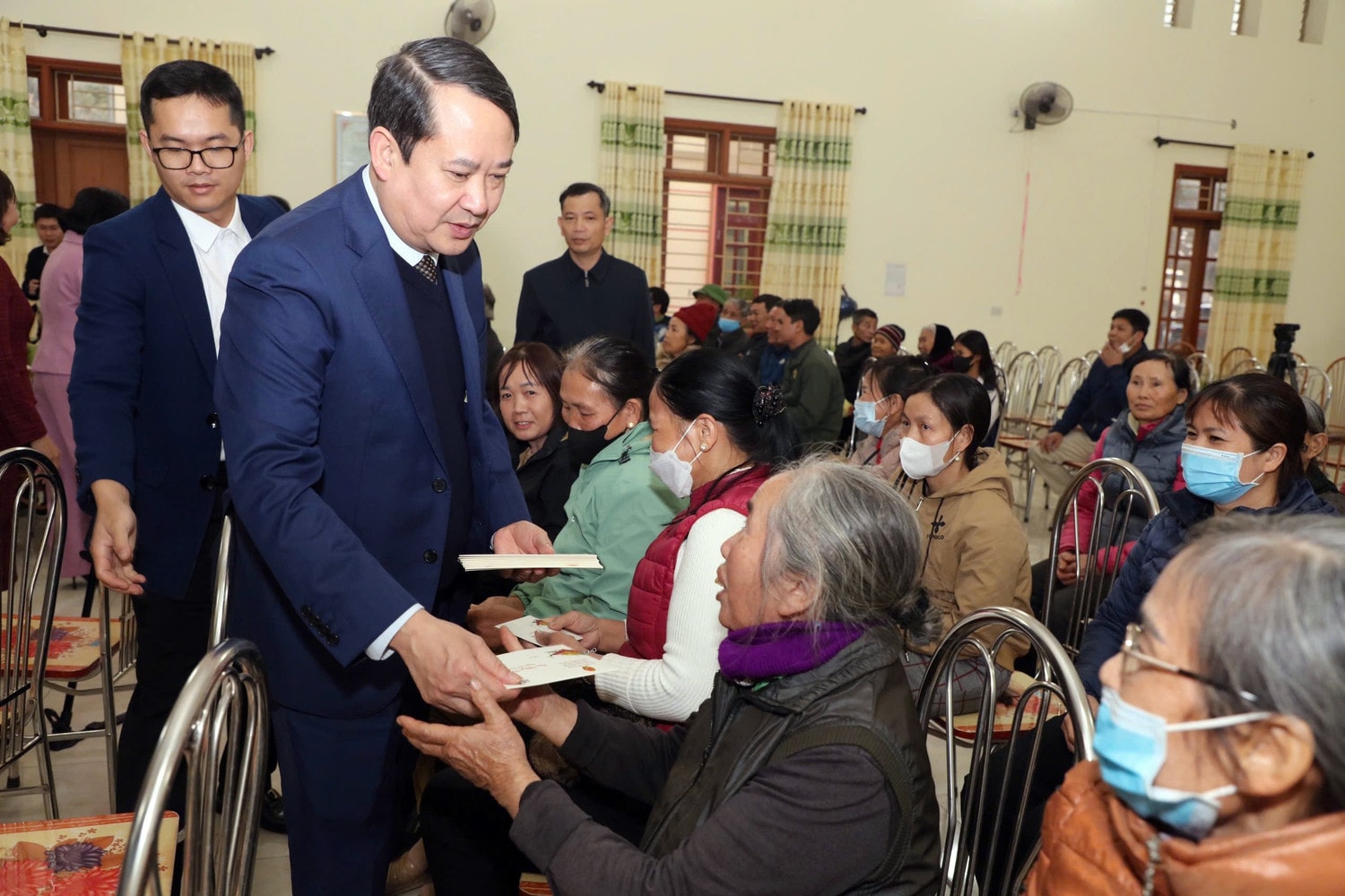 Phó Bí Thường trực thư Tỉnh ủy, Chủ tịch HĐND tỉnh Ninh Bình Mai Văn Tuất tặng quà hộ có hoàn cảnh khó khăn trên địa bàn xã Yên Nhân, huyện Yên Mô