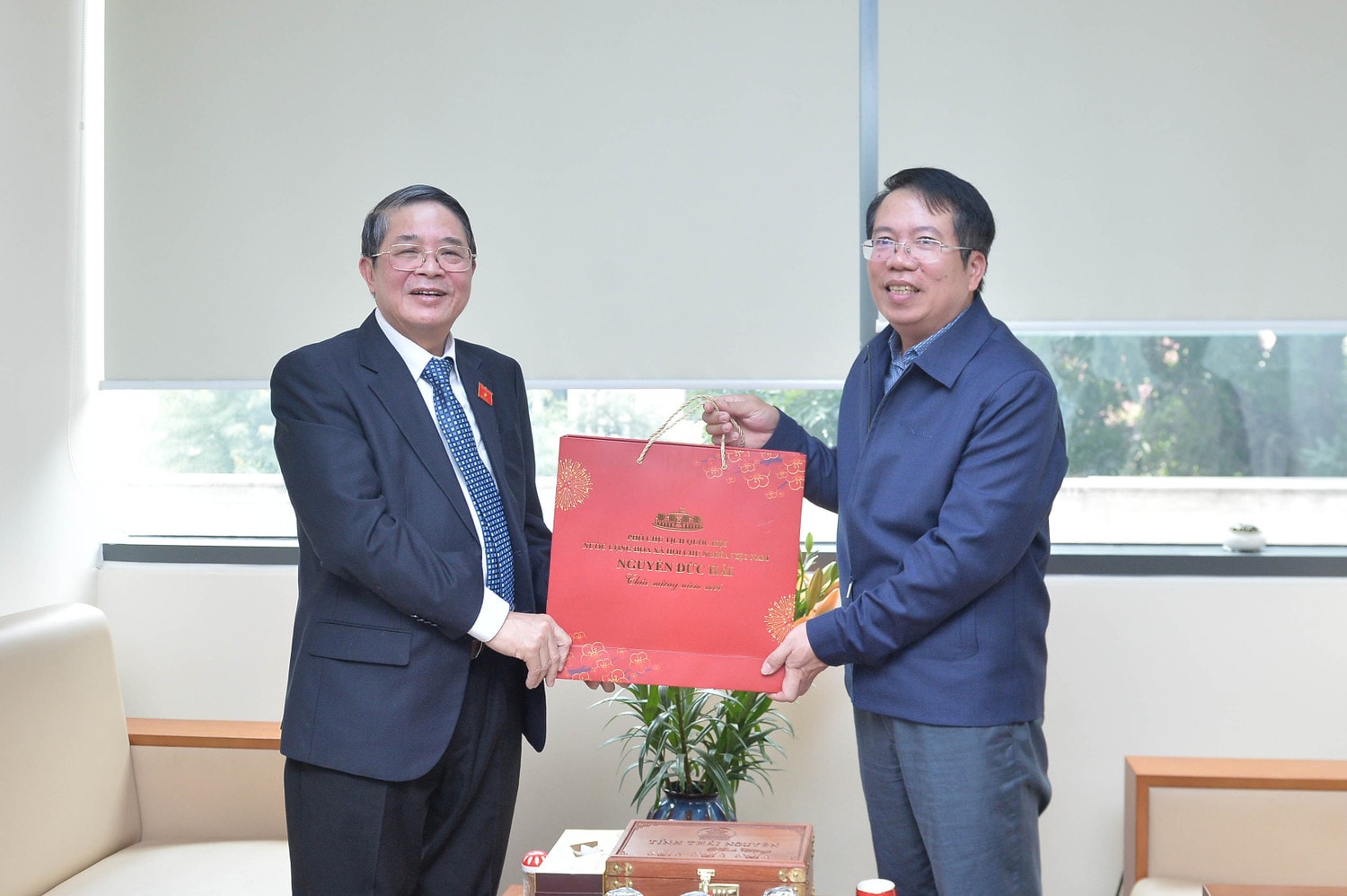 pho-chu-tich-qh-nguyen-duc-hai-trao-qua-luu-niem-cho-vien-truong-vien-nclp-nguyen-van-hien-1.jpg