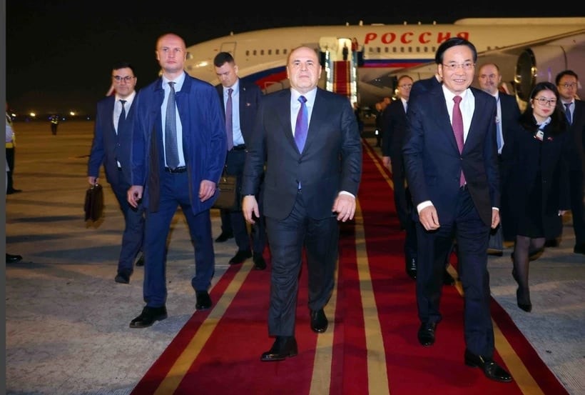 Russian Prime Minister Mikhail Vladimirovich Mishustin (C) arrives in Hanoi in the early morning of January 14, beginning his two-day official visit to Vietnam at the invitation of Prime Minister Pham Minh Chinh. (Photo: VNA) 92f5ce7c-854c-4337-9d9a-c7c1a3f26171.jpg