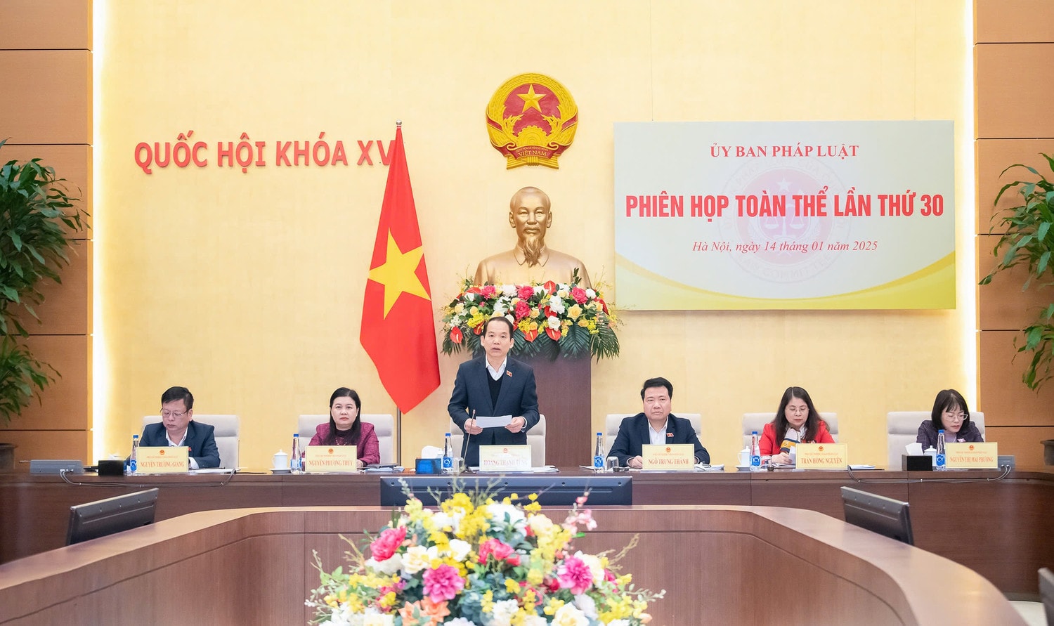 Chủ nhiệm Ủy ban Pháp luật Hoàng Thanh Tùng chủ trì phiên họp