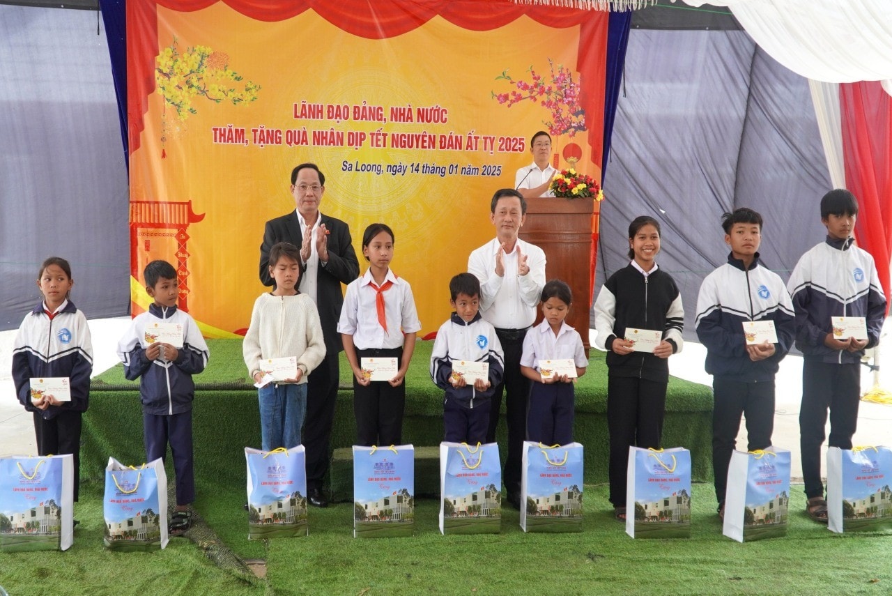 Phó Chủ tịch Quốc hội, Thượng tướng Trần Quang Phương và Bí thư Tỉnh ủy Kon Tum Dương Văn Trang tặng quà cho học sinh tại xã Sa Loong, huyện Ngọc Hồi
