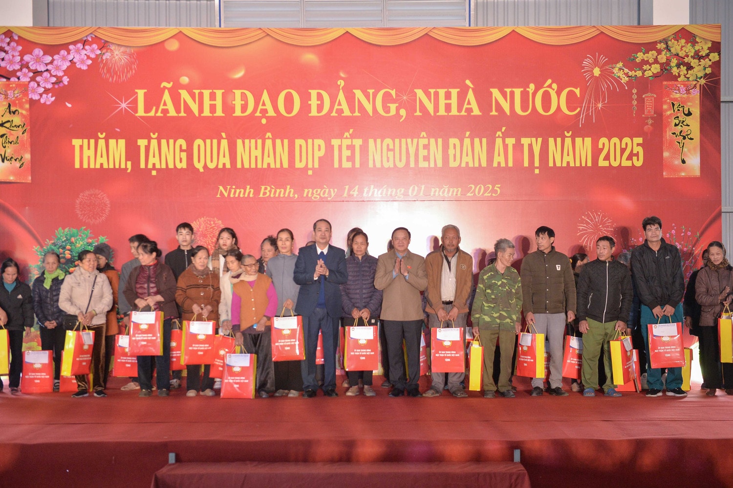 Phó Chủ tịch Quốc hội Nguyễn Khắc Định và Phó Bí thư Thường trực Tỉnh ủy Ninh Bình Mai Văn Tuất trao quà Tết cho hộ nghèo, công nhân lao động có hoàn cảnh khó khăn tỉnh Ninh Bình