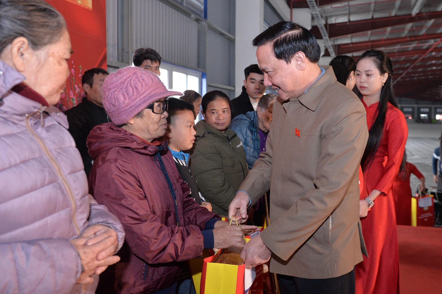 Phó Chủ tịch Quốc hội Nguyễn Khắc Định trao quà Tết cho hộ nghèo, công nhân lao động có hoàn cảnh khó khăn tỉnh Ninh Bình. Ảnh: Hồ Long