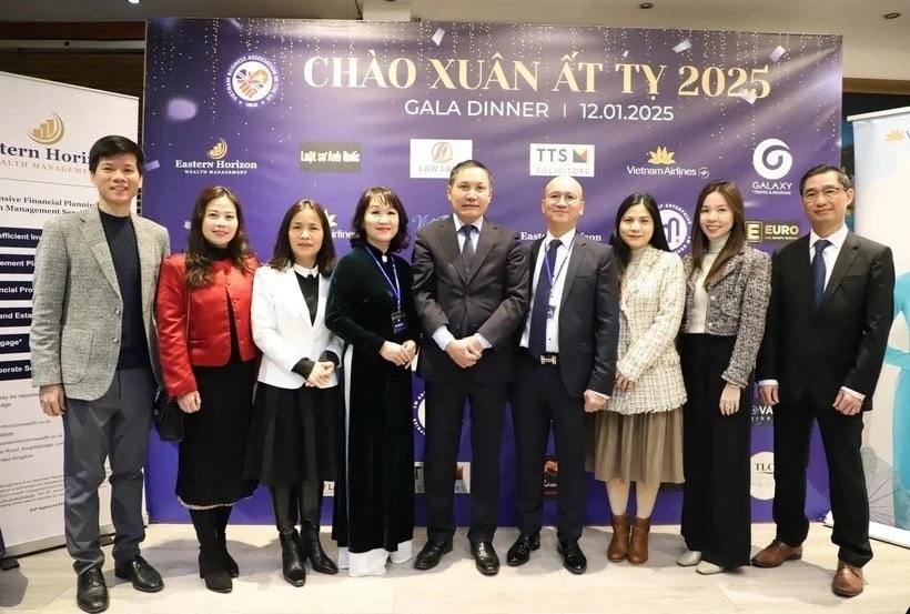 Vietnamese Ambassador to the UK Do Minh Hung (centre), embassy staff and VBUK members (Photo: VNA) untitled.jpg