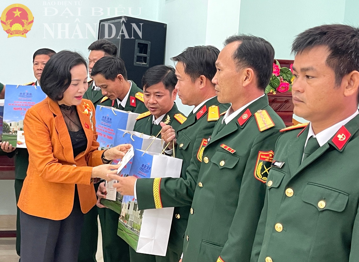 Phó Chủ tịch Quốc hội Nguyễn Thị Thanh trao quà Tết cho cán bộ, chiến sĩ Bộ Chỉ huy Quân sự tỉnh Bình Thuận