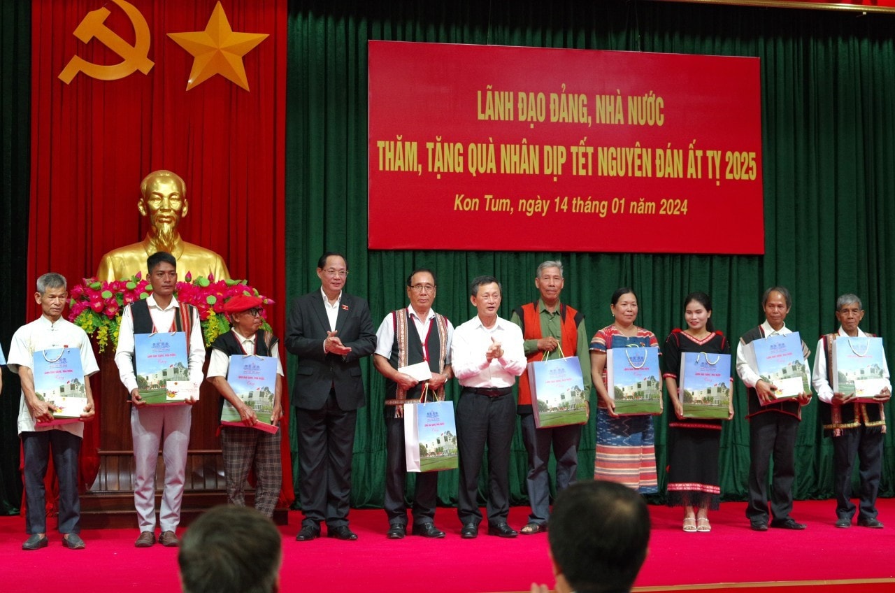 Phó Chủ tịch Quốc hội, Thượng tướng Trần Quang Phương và Bí thư Tỉnh ủy Kon Tum Dương Văn Trang tặng quà cho già làng, người dân tại trụ sở Bộ Chỉ huy Quân sự tỉnh Kon Tum