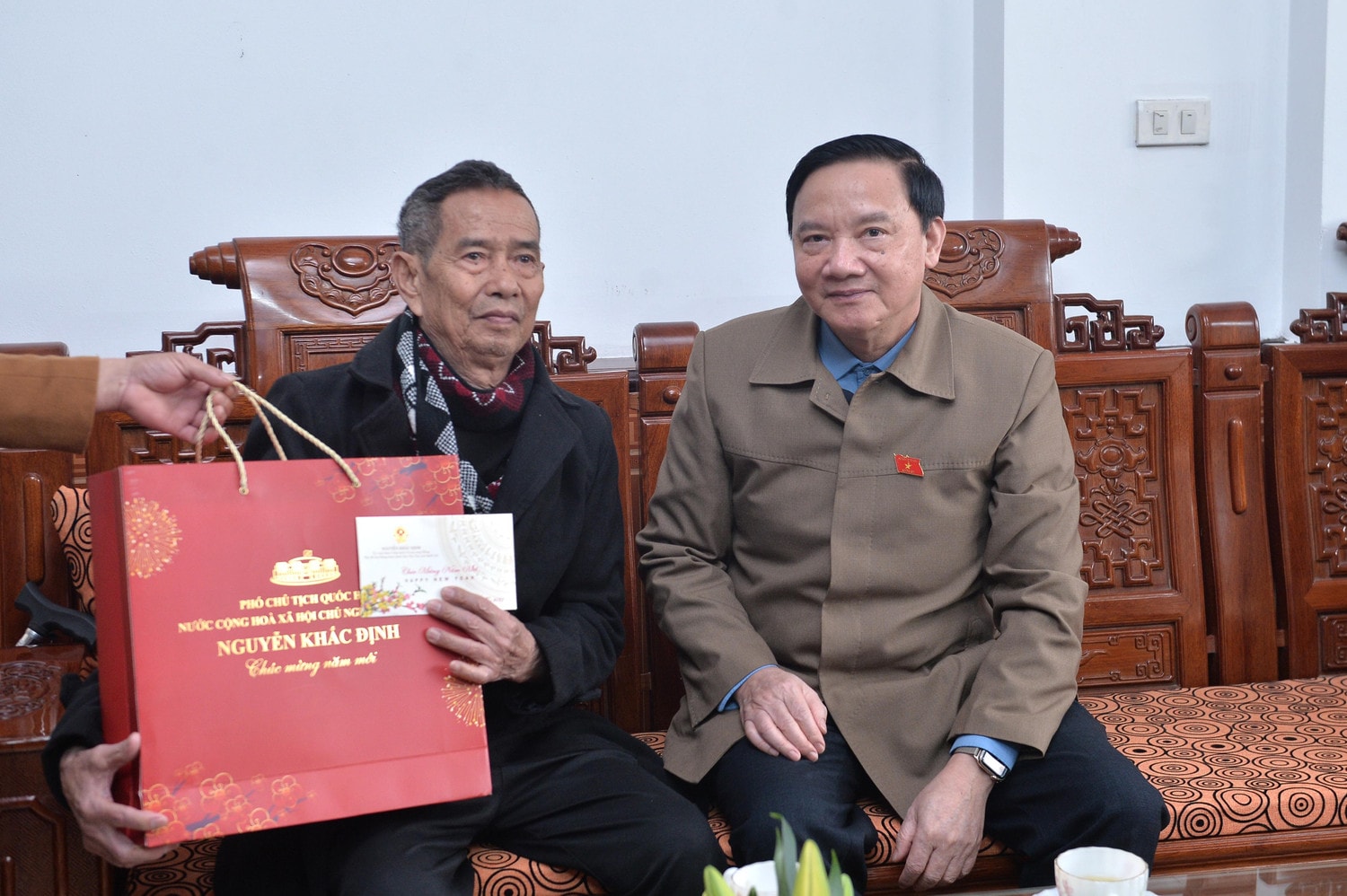 Phó Chủ tịch Quốc hội Nguyễn Khắc Định trao quà cho ông Đinh Văn Bình là hộ chính sách bị nhiễm chất độc hóa học 81% ở xã Gia Lập, huyện Gia Viễn. Ảnh: Hồ Long