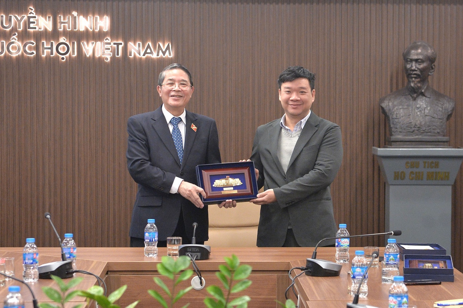 Phó Chủ tịch Quốc hội Nguyễn Đức Hải trao quà lưu niệm tặng Phó Tổng Giám đốc Truyền hình Quốc hội Việt Nam Lưu Đình Thành. Ảnh: Hồ Long
