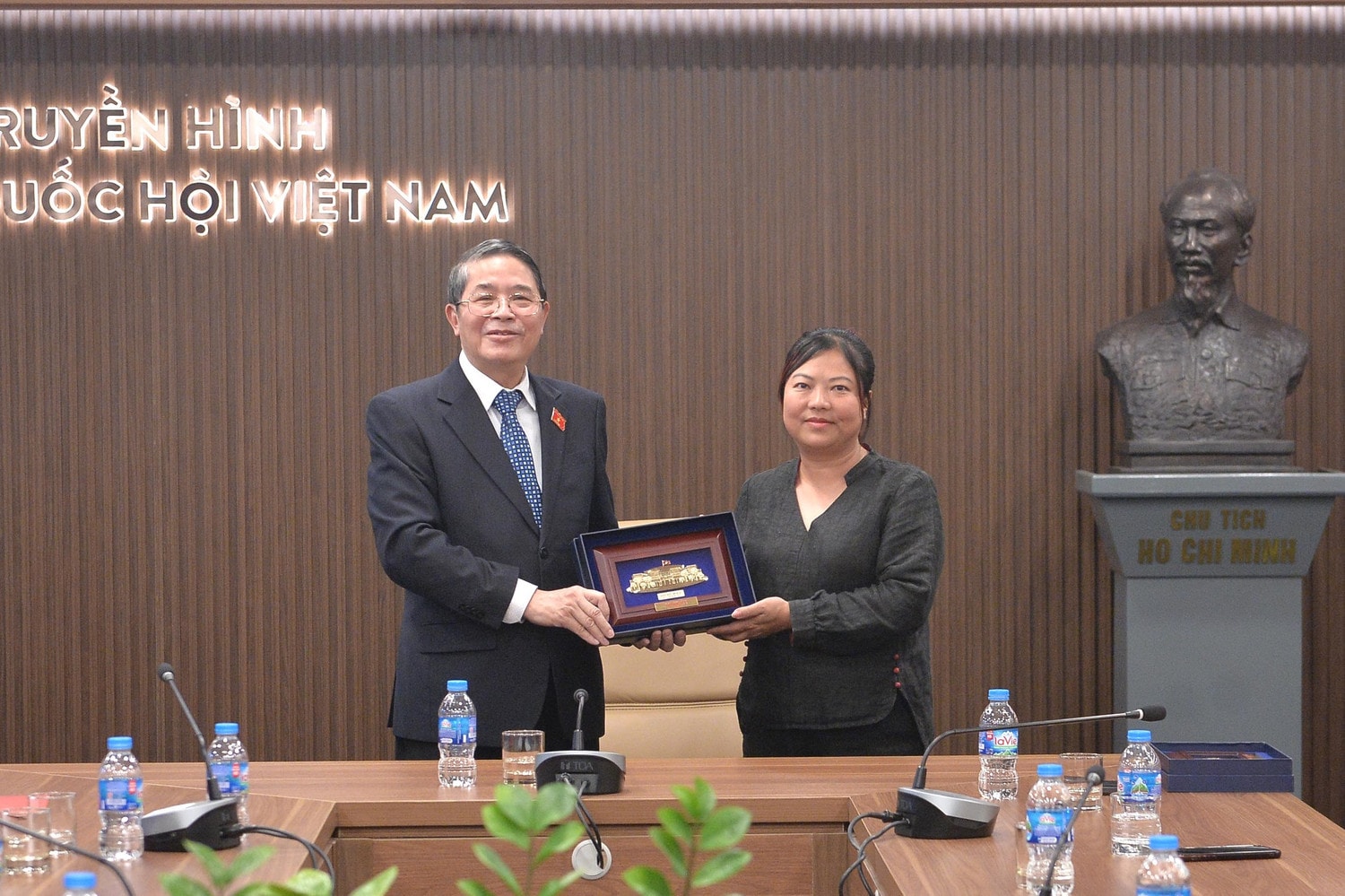 Phó Chủ tịch Quốc hội Nguyễn Đức Hải trao quà lưu niệm tặng Phó Tổng Giám đốc Truyền hình Quốc hội Việt Nam Lê Thị Hương Giang. Ảnh: Hồ Long