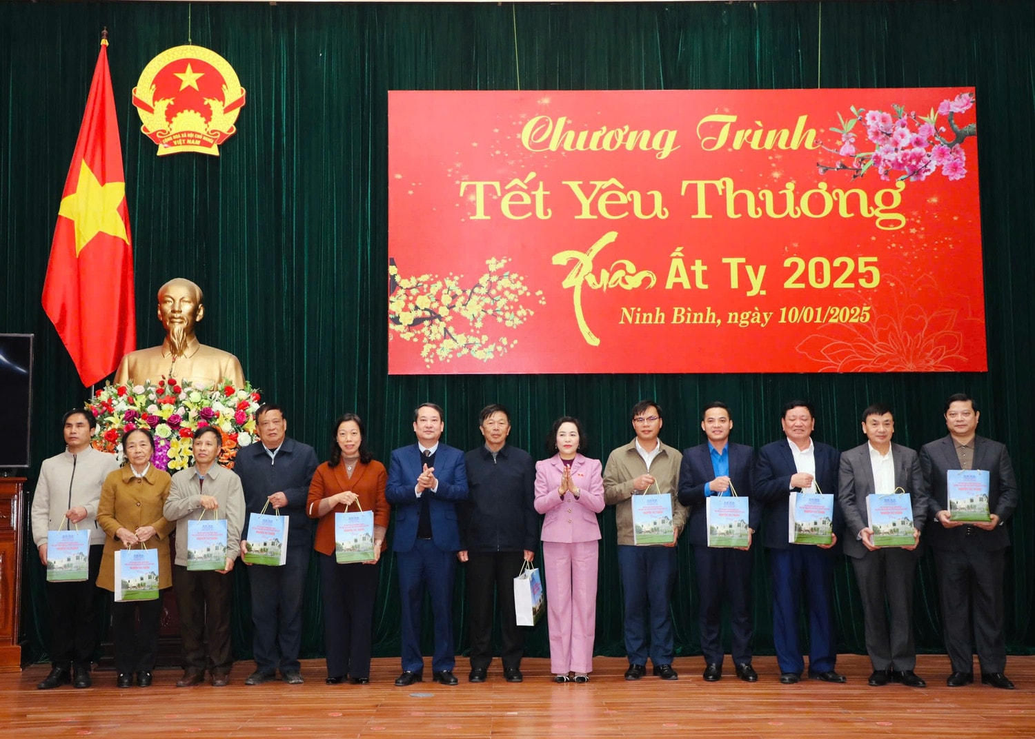 Phó Chủ tịch Quốc hội Nguyễn Thị Thanh tặng 5.500 suất quà cho các gia đình chính sách, người nghèo, người có hoàn cảnh khó khăn thông qua Ủy ban Mặt trận Tổ quốc Việt Nam tỉnh, các tổ chức chính trị - xã hội, hội đặc thù của tỉnh