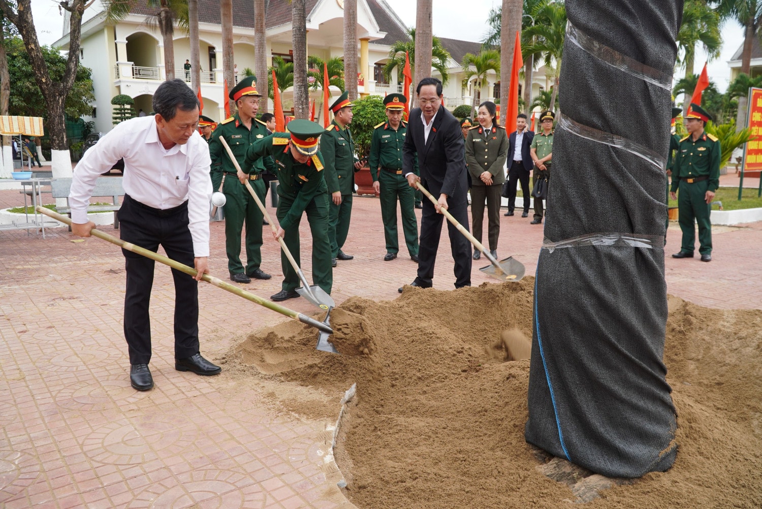 Phó Chủ tịch Quốc hội, Thượng tướng Trần Quang Phương trồng cây lưu niệm tại Công ty 732 (Binh đoàn 15)