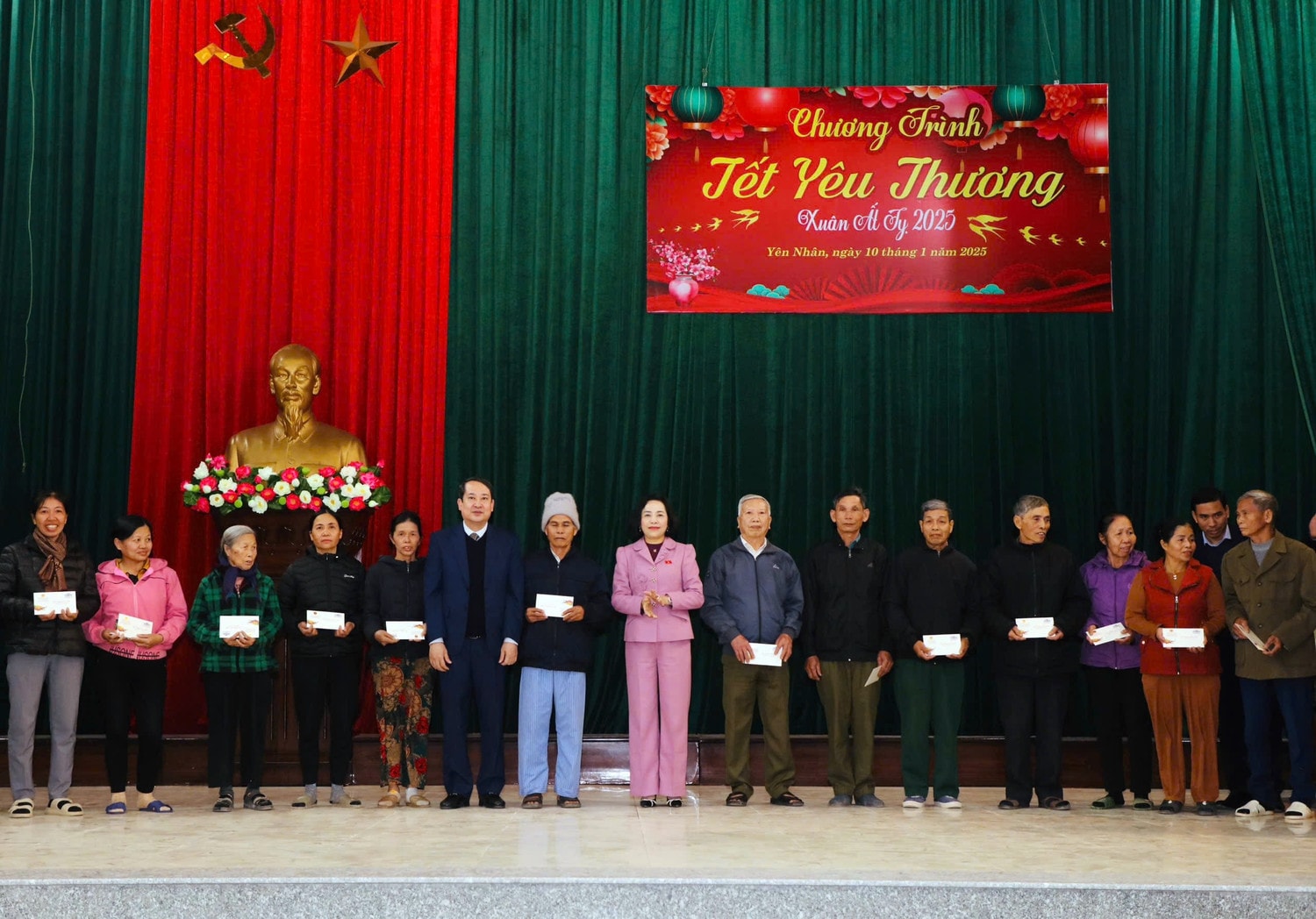 Phó Chủ tịch Quốc hội Nguyễn Thị Thanh tặng 200 suất quà cho các hộ thuộc đối tượng bảo trợ xã hội, hộ có hoàn cảnh khó khăn trên địa bàn xã Yên Nhân, huyện Yên Mô
