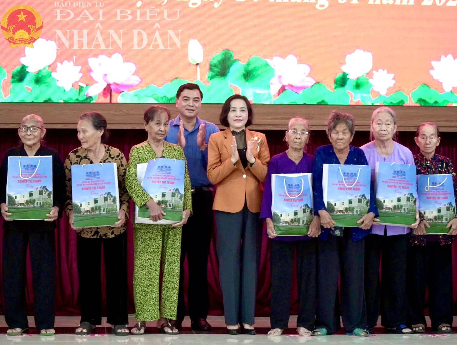 Phó Chủ tịch Quốc hội Nguyễn Thị Thanh tặng quà Tết cho công nhân lao động, gia đình chính sách, hộ nghèo huyện Hàm Thuận Bắc