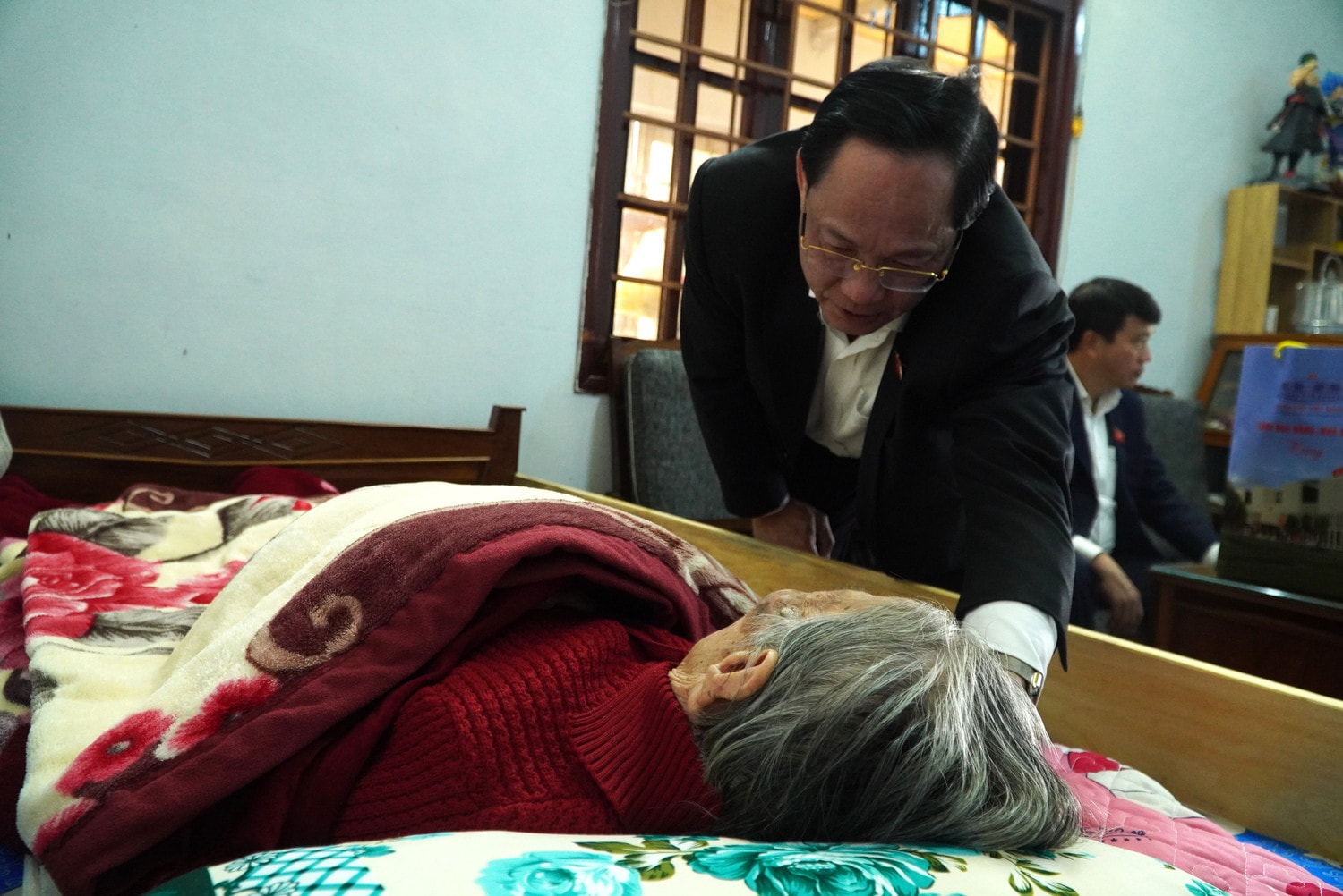 Phó Chủ tịch Quốc hội, Thượng tướng Trần Quang Phương thăm, tặng quà Mẹ Việt Nam anh hùng Đặng Thị Thu