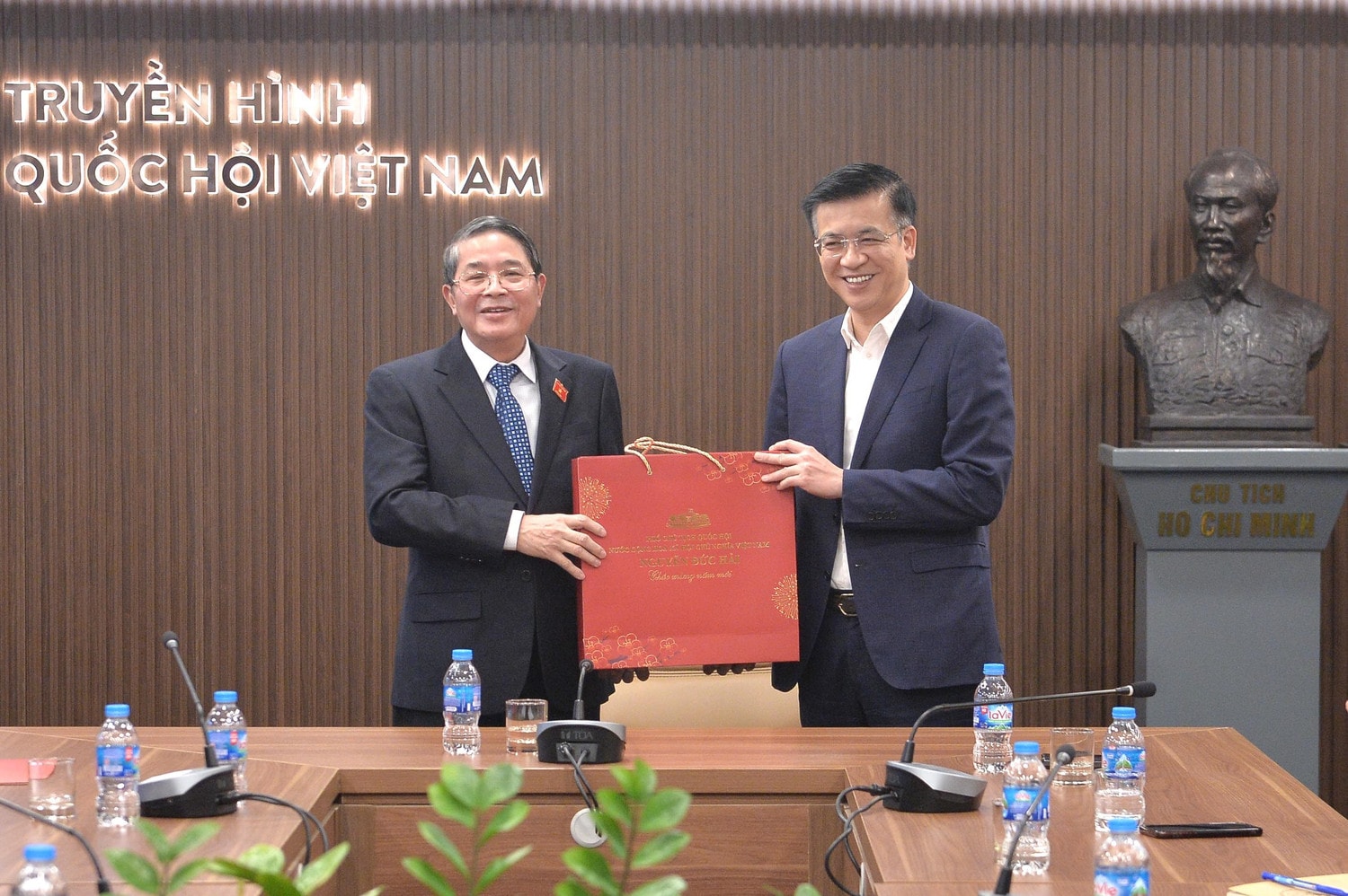 pho-chu-tich-qh-nguyen-duc-hai-trao-qua-luu-niem-cho-tong-giam-doc-thqh.jpg