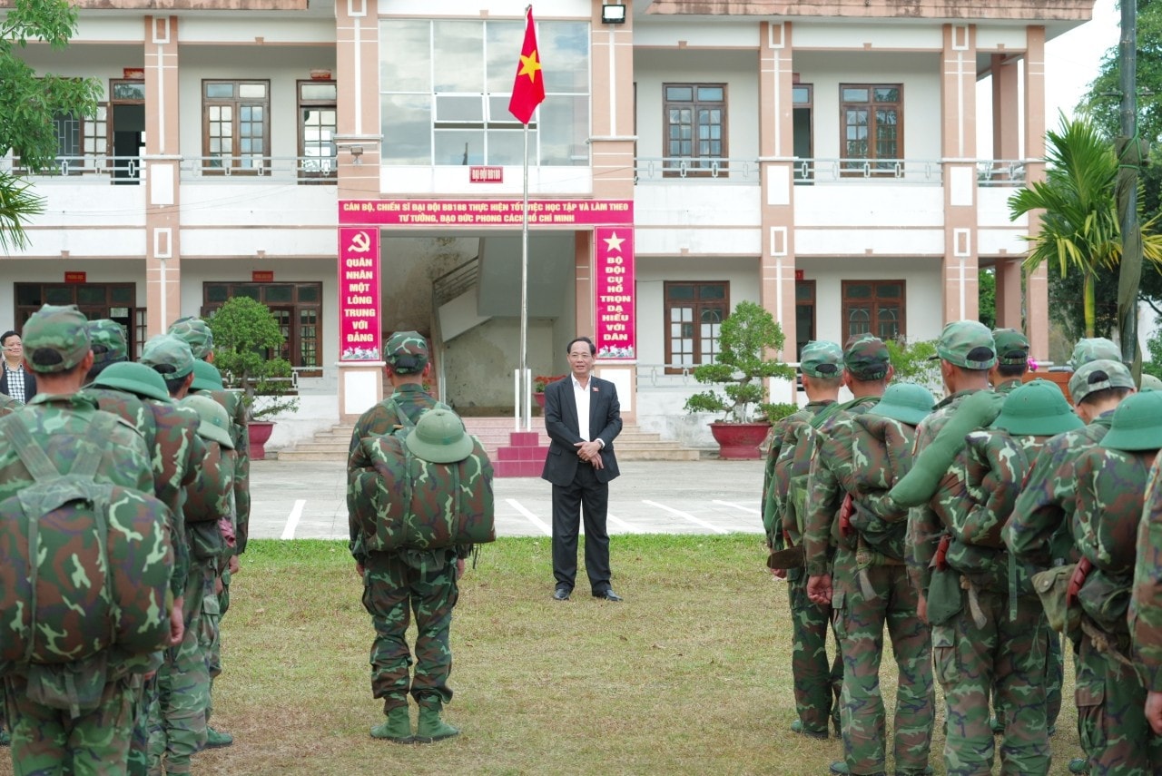 Phó Chủ tịch Quốc hội, Thượng tướng Trần Quang Phương kiểm tra công tác huấn luyện tại Đại Đội biên giới
