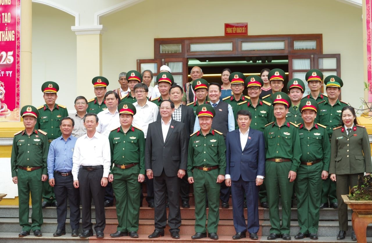 Phó Chủ tịch Quốc hội, Thượng tướng Trần Quang Phương và đoàn công tác chụp hình lưu niệm tại Công ty 732