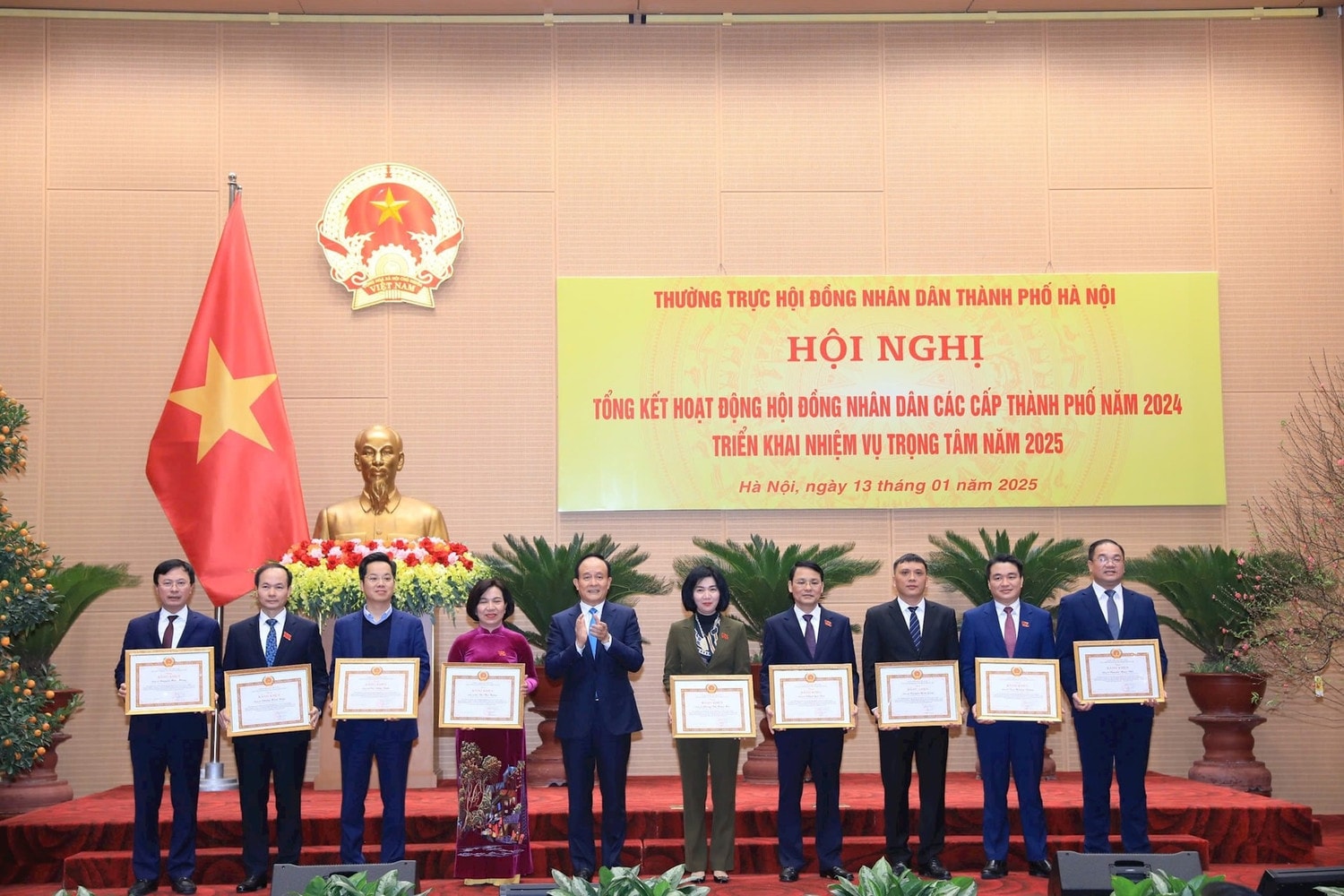 Phó Bí thư Thành ủy, Chủ tịch HĐND thành phố Nguyễn Ngọc Tuấn trao Bằng khen của Thành ủy cho các cá nhân. Ảnh: P.Long
