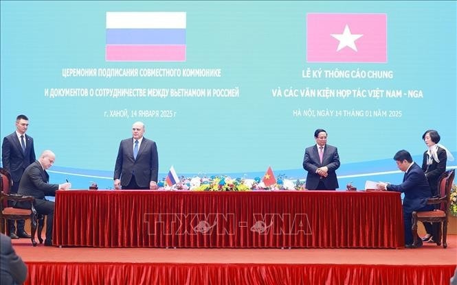 Thủ tướng Phạm Minh Chính và Thủ tướng Nga Mikhail Mishustin chứng kiến ký Bản ghi nhớ về đẩy mạnh hợp tác trong lĩnh vực năng lượng hạt nhân. Ảnh: Dương Giang/TTXVN