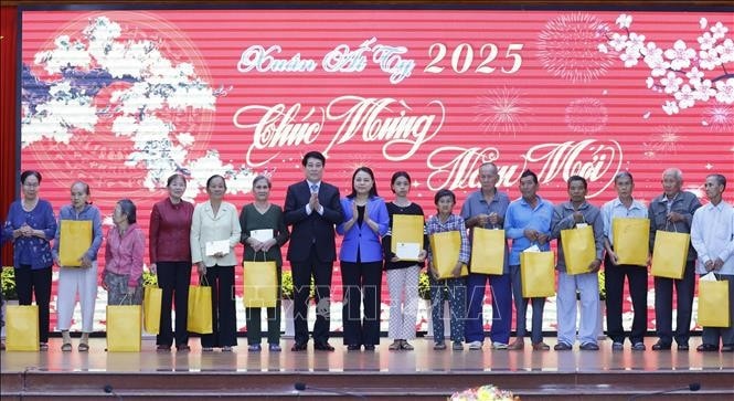 Chủ tịch nước Lương Cường tặng quà Tết cho gia đình chính sách, hộ nghèo tỉnh Kiên Giang. Ảnh: Lâm Khánh/TTXVN