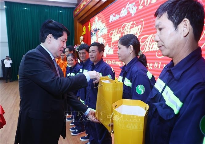 Chủ tịch nước Lương Cường chúc Tết đảng bộ, chính quyền, các lực lượng vũ trang và nhân dân tỉnh Kiên Giang. Ảnh: Lâm Khánh/TTXVN