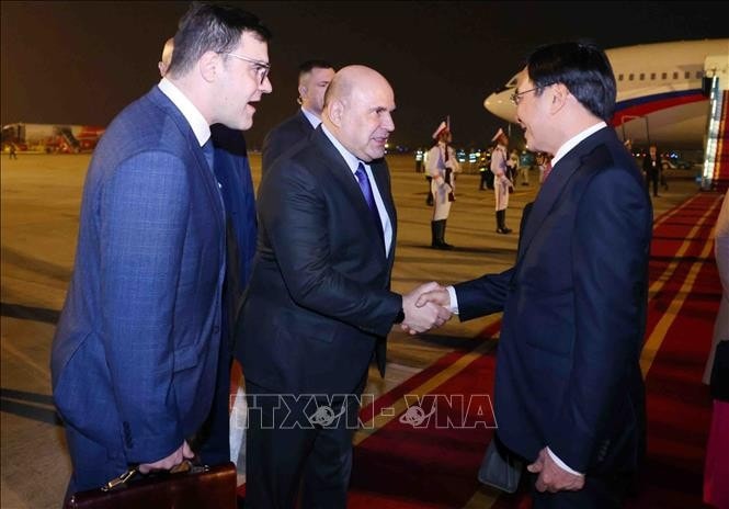 Bộ trưởng, Chủ nhiệm Văn phòng Chính phủ Trần Văn Sơn đón Thủ tướng Chính phủ Liên bang Nga Mikhail Vladimirovich Mishustin tại sân bay quốc tế Nội Bài, Hà Nội. Ảnh: Phạm Kiên/TTXVN