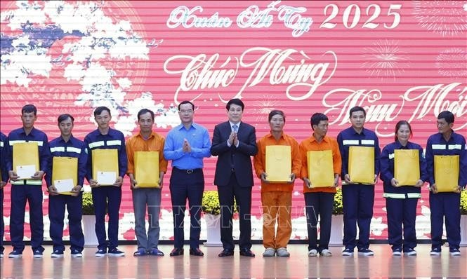 Chủ tịch nước Lương Cường tặng quà Tết cho công nhân, người lao động tỉnh Kiên Giang. Ảnh: Lâm Khánh/TTXVN