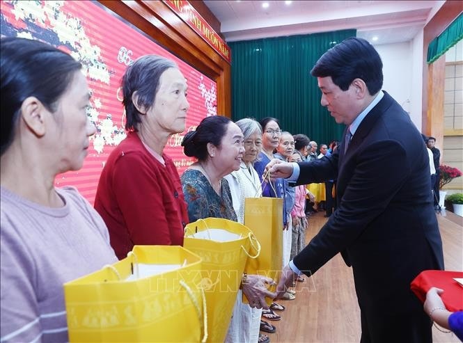 Chủ tịch nước Lương Cường tặng quà Tết gia đình chính sách, hộ nghèo tỉnh Kiên Giang. Ảnh: Lâm Khánh/TTXVN