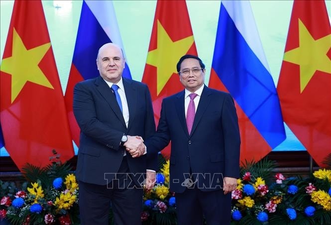 Thủ tướng Phạm Minh Chính và Thủ tướng Liên bang Nga Mikhail Vladimirovich Mishustin chụp ảnh chung. Ảnh: Dương Giang/TTXVN