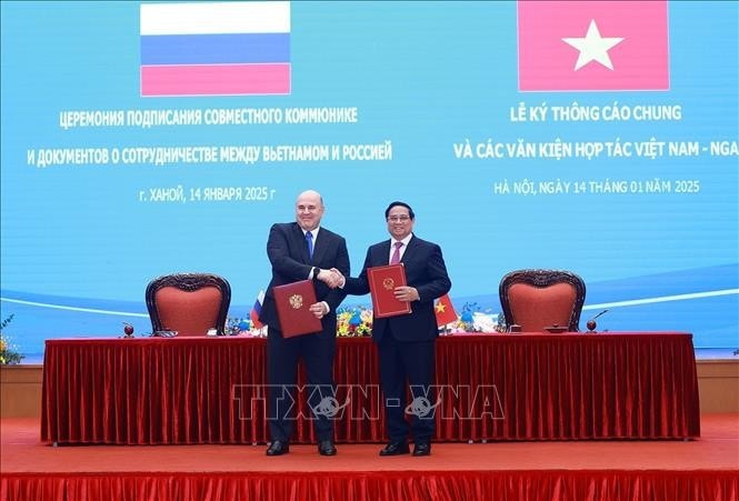 Hai Thủ tướng ký Thông cáo chung về kết quả chuyến thăm chính thức Việt Nam của Thủ tướng Liên bang Nga Mikhail Vladimirovich Mishustin. Ảnh: Dương Giang/TTXVN