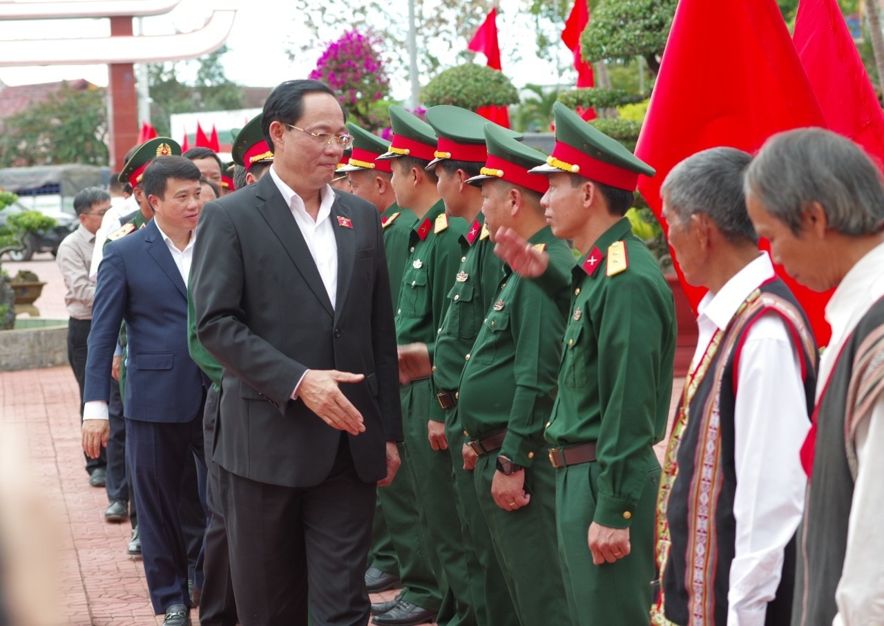 Phó Chủ tịch Quốc hội, Thượng tướng Trần Quang Phương cùng Đoàn công tác đến thăm, tặng quà tại Công ty 732 (Binh đoàn 15)