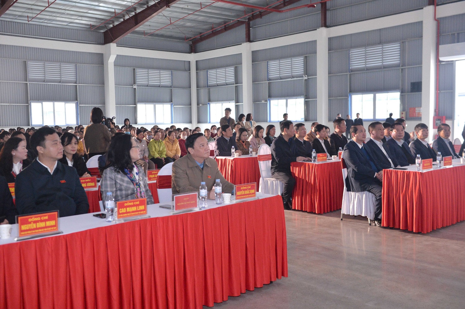 Phó Chủ tịch Quốc hội Nguyễn Khắc Định và các đại biểu tham dự Chương trình trao quà Tết cho hộ nghèo, công nhân lao động có hoàn cảnh khó khăn tỉnh Ninh Bình. Ảnh: Hồ Long