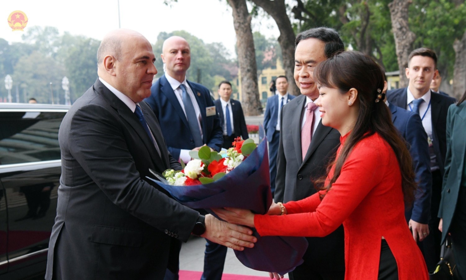 Chủ tịch Quốc hội Trần Thanh Mẫn đón Thủ tướng Liên bang Nga Mikhail Mishustin. Ảnh: Lâm Hiển