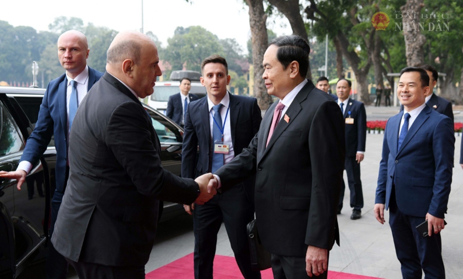 Chủ tịch Quốc hội Trần Thanh Mẫn đón Thủ tướng Liên bang Nga Mikhail Mishustin. Ảnh: Lâm Hiển