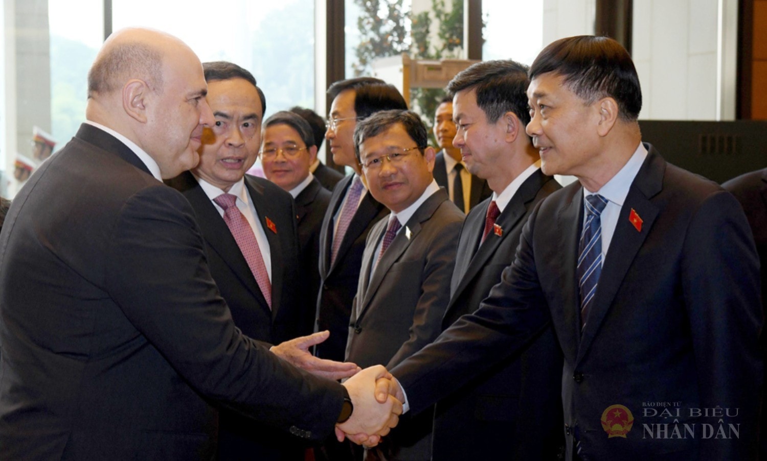 Chủ tịch Quốc hội Trần Thanh Mẫn giới thiệu với Thủ tướng Liên bang Nga Mikhail Mishustin về thành viên đoàn Việt Nam. Ảnh: Lâm Hiển