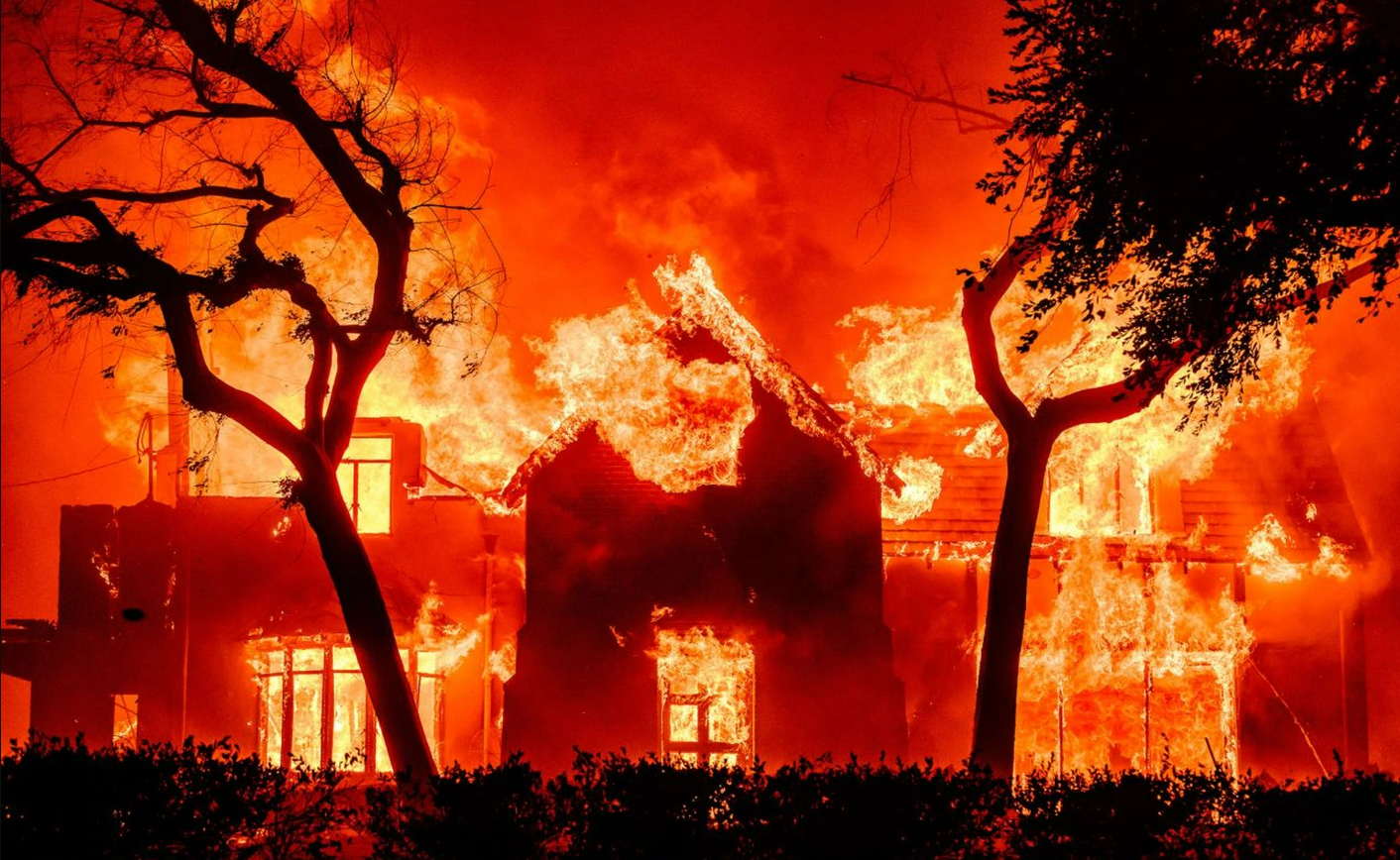 Một khu nhà ở Los Angeles bị đám cháy thiêu rụi. Ảnh: The Guardian