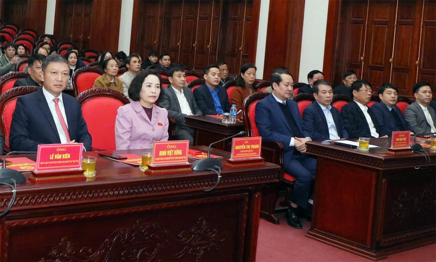 Phó Chủ tịch Quốc hội Nguyễn Thị Thanh cùng các đại biểu tham dự chương trình thăm, tặng quà Tết người có hoàn cảnh khó khăn tại Ninh Bình