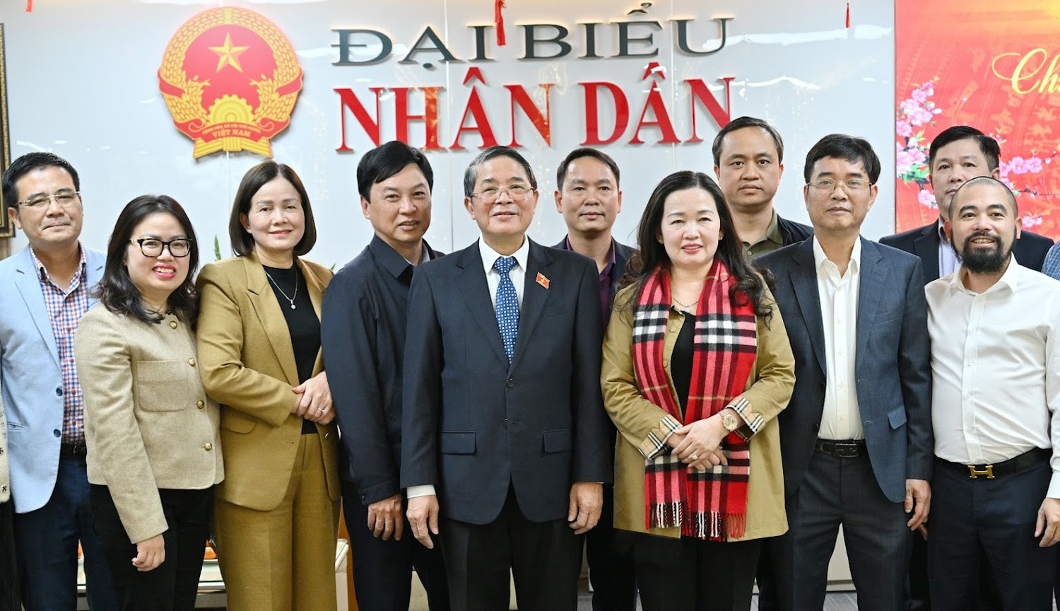 Phó Chủ tịch Quốc hội Nguyễn Đức Hải chụp ảnh lưu niệm với lãnh đạo, cán bộ, phóng viên, biên tập viên và người lao động Báo Đại biểu Nhân dân. Ảnh: Quang Khánh