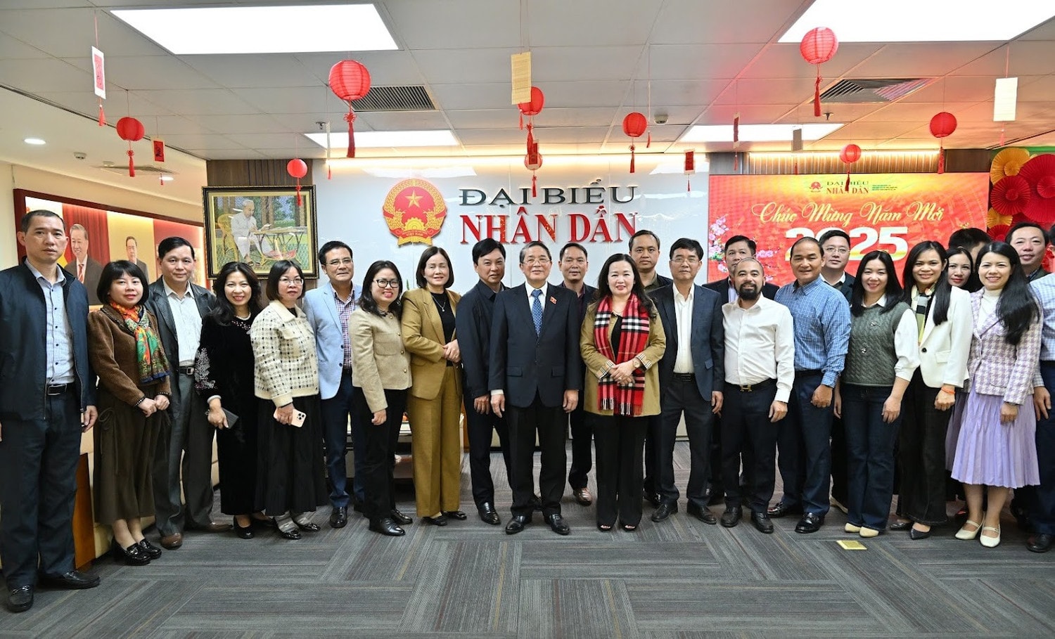 Phó Chủ tịch Quốc hội Nguyễn Đức Hải chụp ảnh lưu niệm với lãnh đạo, cán bộ, phóng viên, biên tập viên và người lao động Báo Đại biểu Nhân dân. Ảnh: Quang Khánh