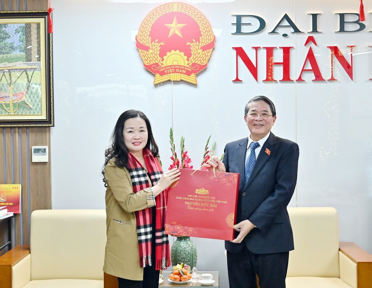 Phó Chủ tịch Quốc hội Nguyễn Đức Hải trao quà tặng Báo Đại biểu Nhân dân. Ảnh: Quang Khánh