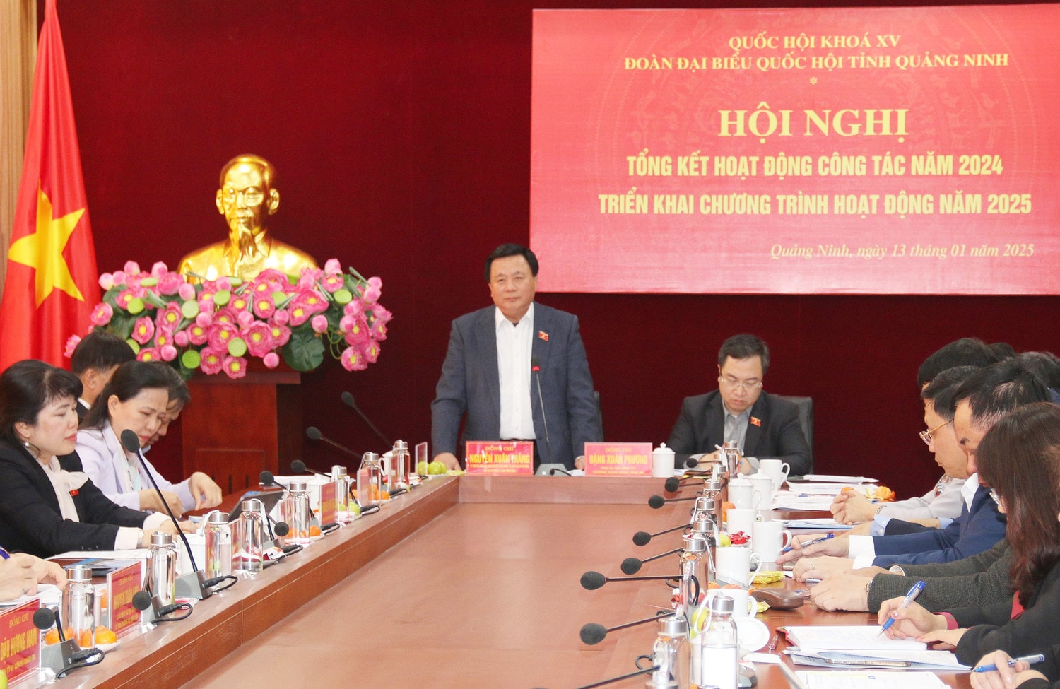 Giám đốc Học viện Chính trị quốc gia Hồ Chí Minh, Chủ tịch Hội đồng Lý luận Trung ương Nguyễn Xuân Thắng, ĐBQH tỉnh Quảng Ninh phát biểu đánh giá về công tác năm 2024 và nhiệm vụ năm 2025 của Đoàn ĐBQH tỉnh. Ảnh: M. Tuân