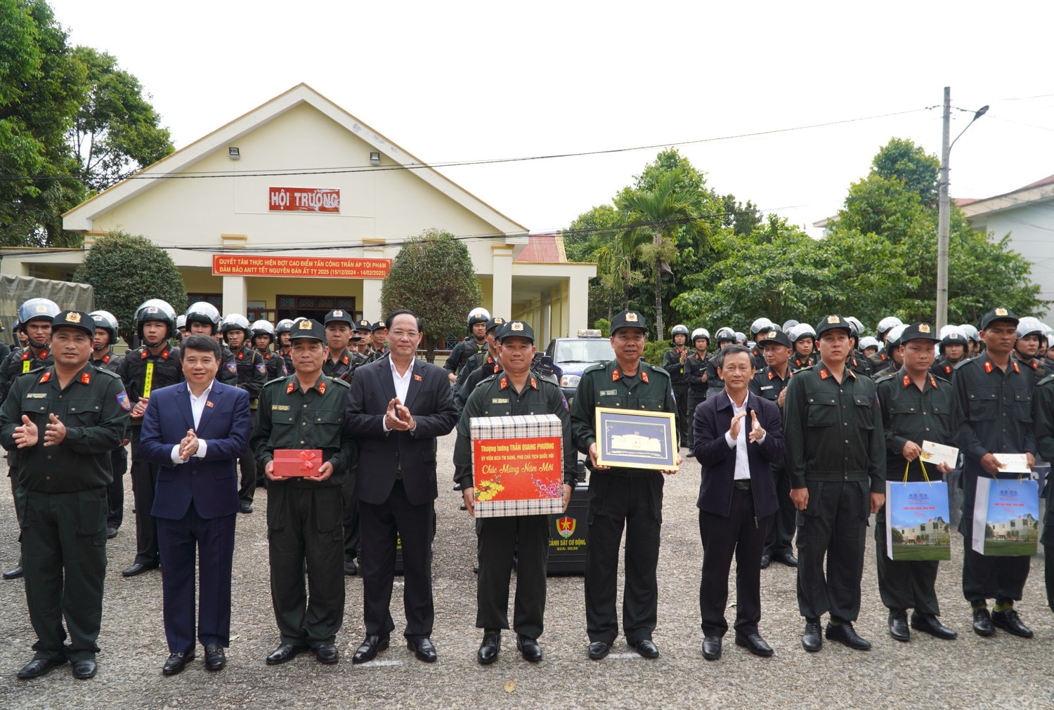 pho-chu-tich-quoc-hoi-tran-quang-phuong-tang-tang-qua-luc-luong-cscd-cong-an-tinh-kon-tum-1.jpg