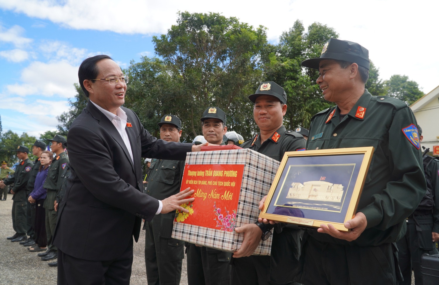 pho-chu-tich-quoc-hoi-tran-quang-phuong-tang-tang-qua-luc-luong-cscd-cong-an-tinh-kon-tum2.jpg