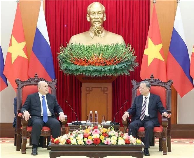 Party General Secretary To Lam (right) gives a reception in Hanoi on January 14 for visiting Russian Prime Minister Mikhail Vladimirovich Mishustin. (Photo: VNA) img-6313.jpg