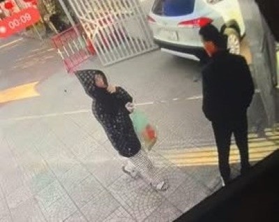 Bé gái bị người lạ dẫn đi